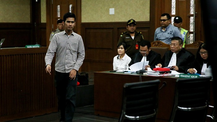 Hakim ke Pegawai Kafe Olivier: Jessica Ada Bisik-Bisik Sesuatu?