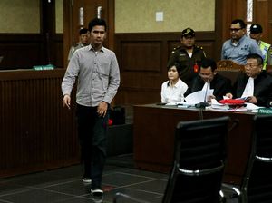 Hakim ke Pegawai Kafe Olivier: Jessica Ada Bisik-Bisik Sesuatu?