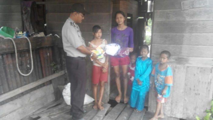 Pak Polisi Ini Daftarkan 2 Bocah yang Selamat Bertarung Lawan Buaya ke Sekolah