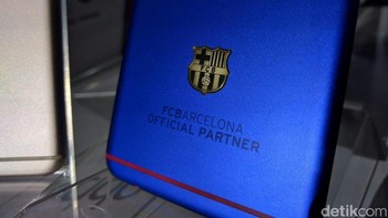 Logo Barcelona terpampang jelas. Dari sektor dapur pacu tak berbeda dengan F1 Plus versi biasa. Fungsi keamanan perangkat hadir dengan teknologi pengenal sidik jari super cepat, cukup 0,2 detik untuk membuka perangkat. Serta teknologi pengisian daya VOOC Flash Charge disematkan juga pada perangkat ini. Foto: detikINET/Muhammad Alif Goenawan