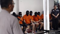 Polisi juga menunjukan 14 tersangka dalam kasus ini, termasuk 5 warga negara China dan 3 warga negara Taiwan.