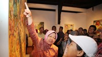 Wali Kota Surabaya Tri Rismaharini malam ini membuka sebuah pameran lukisan karya anak-anak berkebutuhan khusus di Bentara Budaya, Palmerah, Jakarta Barat.