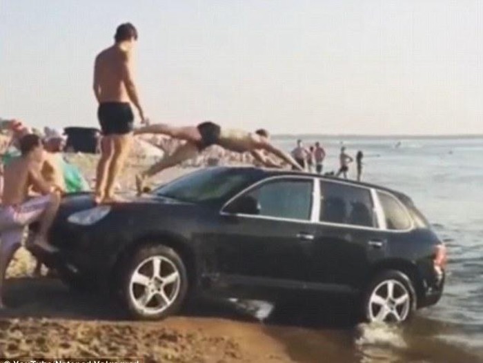 Remaja Ini Asyik Jadikan Porsche Cayenne Sebagai Perosotan