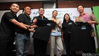 Country General Manager Herbalife Indonesia Andam Dewi bersama Direktur Herbalife Bali International Triathlon 2016 Arie Sukirno, Corporate Communications Head Bank Mandiri Ahmad Reza, HBIT 2016 Ambassador Kelly Tandiono, dan Atlet Nasional Richard Sambera berbincang di sela temu media di Jakarta, Kamis (21/7).