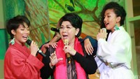 Titiek Puspa pun turut beraksi di atas panggung. Pool/Palevi S/detikFoto.