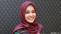 Dewi Sandra terlihat memesona meskipun tampil kasual. Pool/Palevi S/detikFoto.