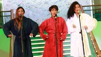 Lagu-lagu Matriach, Pasar Geliting, Semesta Punya Cara, Anak Dara, Nomor Dua, Vowel Song dan Tiga Dara dibawakan dengan konsep teater musikal. Pool/Palevi S/detikFoto.