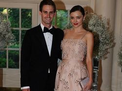 Kemesraan Miranda Kerr dengan Pemuda Ceking Istimewa
