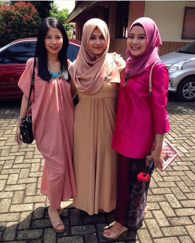 Mona Rizqia Mubarak sudah tidak aktif di media sosial. Ia sudah menutup akun Instagramnya karena menerima komentar negatif dari warganet, yang menyebutkan jika ia tak mirip dengan ayahnya, Kadir. Akun Instagram Mona kini sudah tak bisa ditemui. Foto: Instagram.