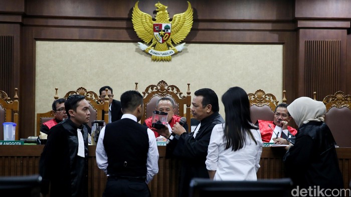 Debat Panjang Soal Susu dan Es Batu di Kopi Mirna