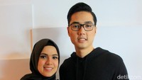 Wanita yang berprofesi sebagai penyiar itu tampak mengenakan hijab hitam dengan kaus putih dan celana hitam. Sedangkan Kinos tampil dengan kaus dan celana panjang hitam. Pool/Hanif Hawari/detikFoto.