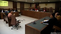Persidangan kembali mengungkap dugaan aksi-aksi mantan Kasubdit Kasasi Perdata Mahkamah Agung Andri Tristianto Sutrisna. Dia disebut pernah menerima imbalan uang Rp 75 juta untuk mengatur formasi hakim agung.