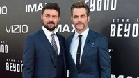 Karl Urban dan Chris Pine juga tampil necis. Frazer Harrison/Getty Images/detikFoto.