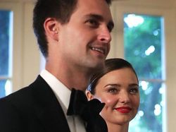 Kemesraan Miranda Kerr dengan Pemuda Ceking Istimewa
