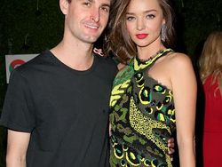 Kemesraan Miranda Kerr dengan Pemuda Ceking Istimewa