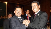 Menteri Pertanian Amran Sulaiman memberikan selamat kepada Herman Khaeron.