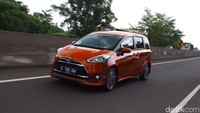 Di segmen MPV, Sienta memang tak cukup kuat. Sebelumnya Sienta masuk, sang saudara Kijang Innova cukup kuat mendominasi di segmen tersebut. Foto: Toyota Astra Motor