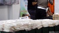 Ada 81 Kg sabu dan 23 Kg ganja yang dimusnahkan yang merupakan hasil operasi kepolisian yang dilaksanakan oleh Direktorat Narkoba Polda Metro Jaya pada 23 Mei sampai 4 Juli 2016.