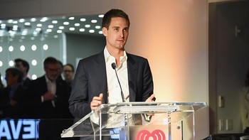 Evan Spiegel lahir pada Juni 1990 sehingga saat ini umurnya baru 30 tahun. Dia adalah pendiri dan CEO Snapchat, media sosial buat anak muda. Dalam daftar Forbes 400, Spiegel menempati urutan 161 dengan harta diestimasi USD 4,5 miliar atau di kisaran Rp 6,7 triliun. Foto: Getty Images