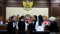 Rangga dan Jessica melihat barang bukti mesin pembuat kopi di depan majelis hakim.