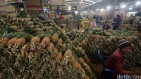 Suasana pasar induk Kramat Jati, Jakarta dengan beragam sayur mayur dan buah-buahan, Kamis (21/7/2016).
