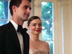 Kemesraan Miranda Kerr dengan Pemuda Ceking Istimewa