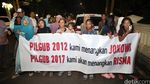 Risma Buka Pameran Lukisan di Jakarta
