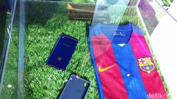 Dibalut dengan desain yang terinspirasi klub sepakbola asal Spanyol itu, F1 Plus FC Barcelona Edition dibanderol Rp 6,5 juta. Foto: detikINET/Muhammad Alif Goenawan