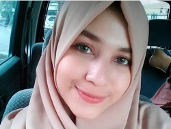 7 Gaya Hijab Mona Rizqia, Putri Cantik Pelawak Kadir yang Jadi Atensi