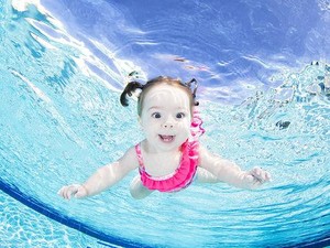 Foto: Menggemaskan, Ketika Bayi-bayi Berpose di Dalam Air