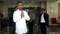 Saipul memberikan salam saat memasuki gedung KPK.