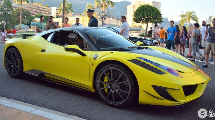 Samuel Etoo dan Stephen Appiah Tunggangi Ferrari 458