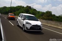 Toyota Sienta berwajah lama