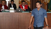 Yohanes Tri Budiman memasuki ruang sidang Pengadilan Negeri Jakarta Pusat, Kamis (21/7/2016).