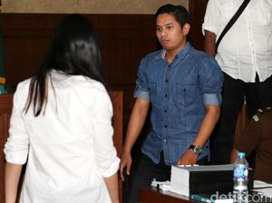 Sisa Kopi Mirna Dipindahkan ke Botol untuk Dicek di Laboratorium