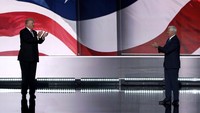 Donald Trump memberikan tepuk tangan kepada Mike Pence. Mike Segar/Reuters/detikFoto.