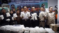 Kapolda Metro Jaya, Inspektur Jenderal Polisi Moechgiyarto (tengah) menunjukan barang bukti narkoba jenis sabu sebelum pemusnahan barang bukti narkotika di Halaman Ditresnarkoba Polda Metro Jaya, Jakarta, Kamis (21/7/2016).