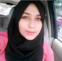 Keturunan darah Arab yang mengalir pada ayah Kadir, membuat Mona Rizqia memiliki paras cantik khas wanita Timur Tengah, hidungnya yang mancung dan mata yang indah. Foto: Instagram.