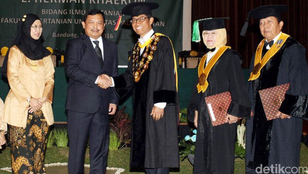 Herman Khaeron Raih Gelar Doktor dari Unpad