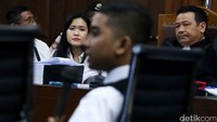 Jessica mendengarkan kesaksian Rangga.
