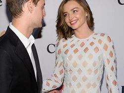 Kemesraan Miranda Kerr dengan Pemuda Ceking Istimewa