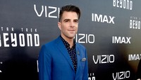 Zachary Quinto tampil necis dengan setelan jas biru. Frazer Harrison/Getty Images/detikFoto.