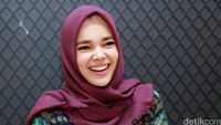 Dewi Sandra yang memesona. Pool/Palevi S/detikFoto.