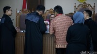 Dalam sidang itu, ditunjukkan sejumlah barang bukti.