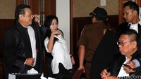 Jessica berbincang dengan petugas pengadilan saat sidang diskor.