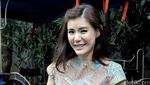 Wuzz... Tiupan Angin Bikin Olga Lydia Sulit Berpose