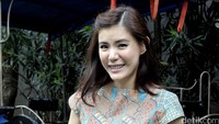 Olga nampak bersiap-siap untuk berpose bersama kamera miliknya. Pool/Noel/detikFoto.