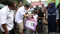 Ia juga menyerahkan beasiswa kepada anak-anak PKL.