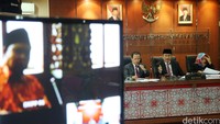 Pembacaan putusan itu dipimpin oleh Ketua DKPP Jimly Assidique dan diikuti oleh pihak teradu dan pengadu.