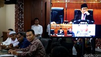 Beberapa pihak yang tidak bisa datang mengikuti sidang melalui fasilitas video confrence.